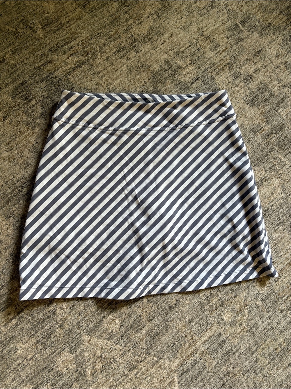 Athleta gray and White Diagonal Stripe athletic skort - medium - built in shorts